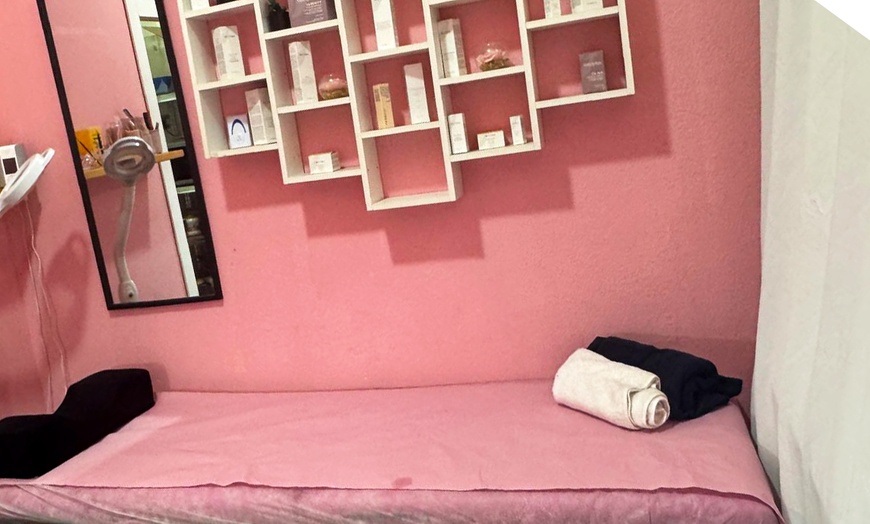 Image 2: 1, 2 o 3 masajes relajantes o descontracturantes de 60 minutos