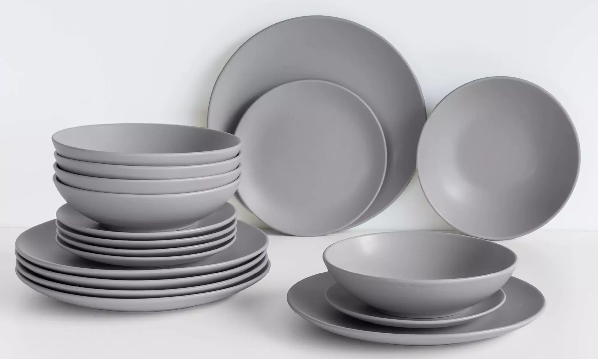 Servizio di 18 piatti in porcellana