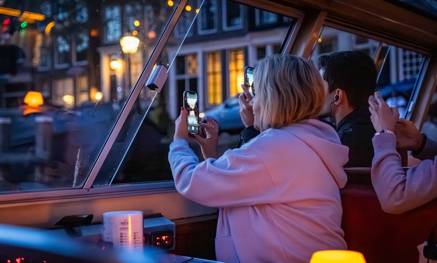 Image 4: Beleef het Amsterdam Light Festival in stijl: overdekte verwarmde boot