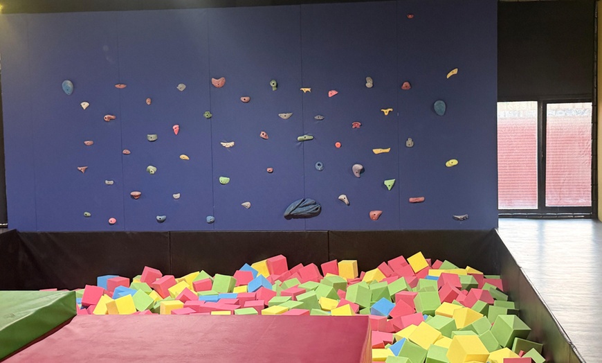 Image 4: 1 hora de saltos en parque de colchonetas World Jump para 1 persona