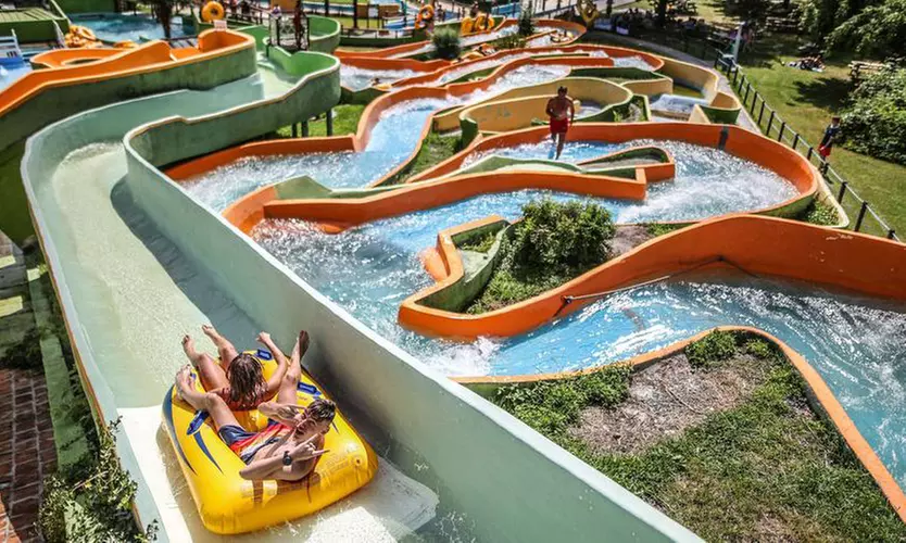 Jeux d’eau, toboggans et rires au soleil : vivez l’été ensemble au parc Aqua Béarn ! (jusqu'à 38% de remise) - Primary Image