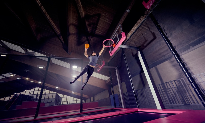 Image 3: 120 Min. Sprungspaß inkl. Anti-Rutsch-Socken für 1, 2 oder 4 Personen