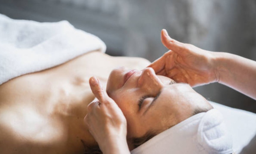 Image 5: Radiofrecuencia facial, cuello y escote con serum y masaje Kobido