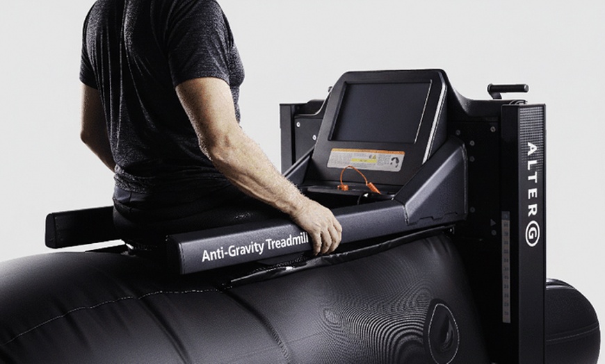 Image 2: 1 o 3 sesiones en cinta de correr sin gravedad para 1 o 2 personas