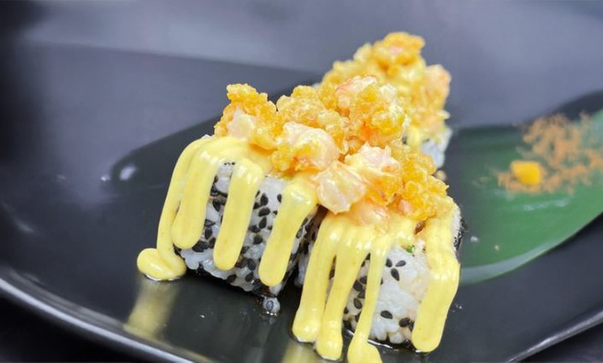 Image 2: Menú sushi lovers para 2 o 4 personas