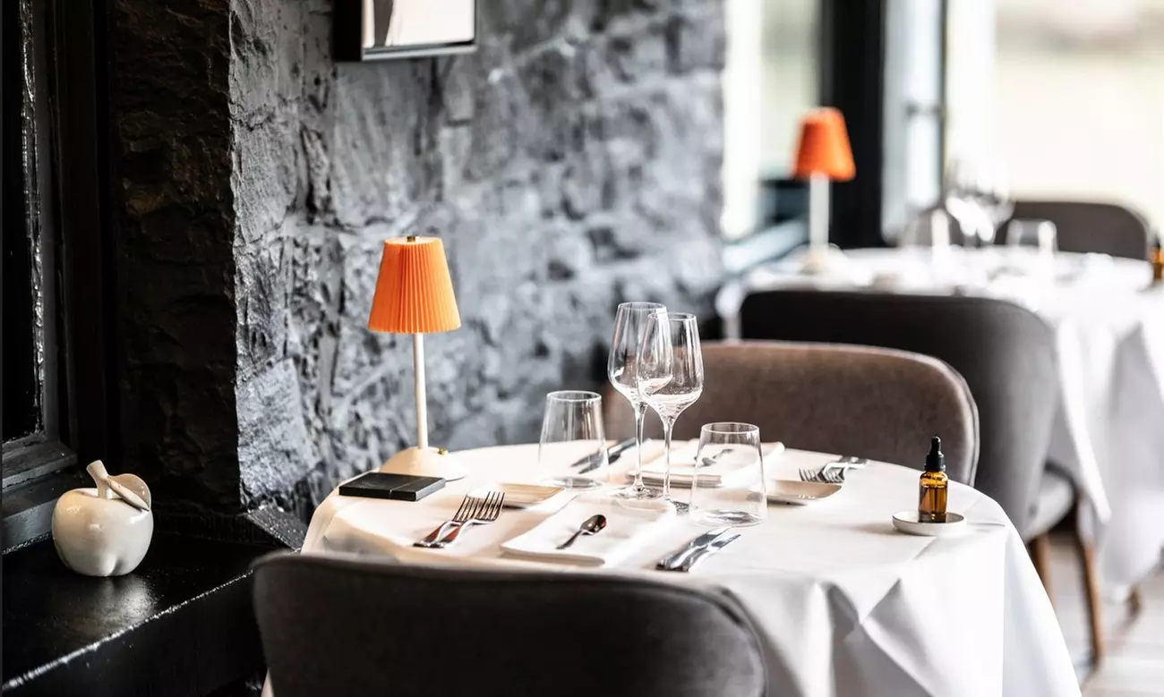 Menu homard en 4 services et mises en bouche pour 2 ou 4 personnes au restaurant Le Moma - Primary Image