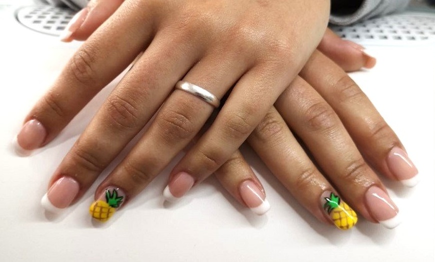 Image 15: Sesión de manicura, pedicura o ambas con esmaltado a elegir para 1