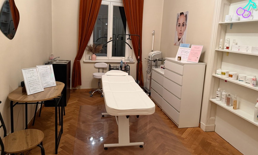 Image 4: Masaż twarzy z maską algową lub zabieg "glow i nawilżenie" 