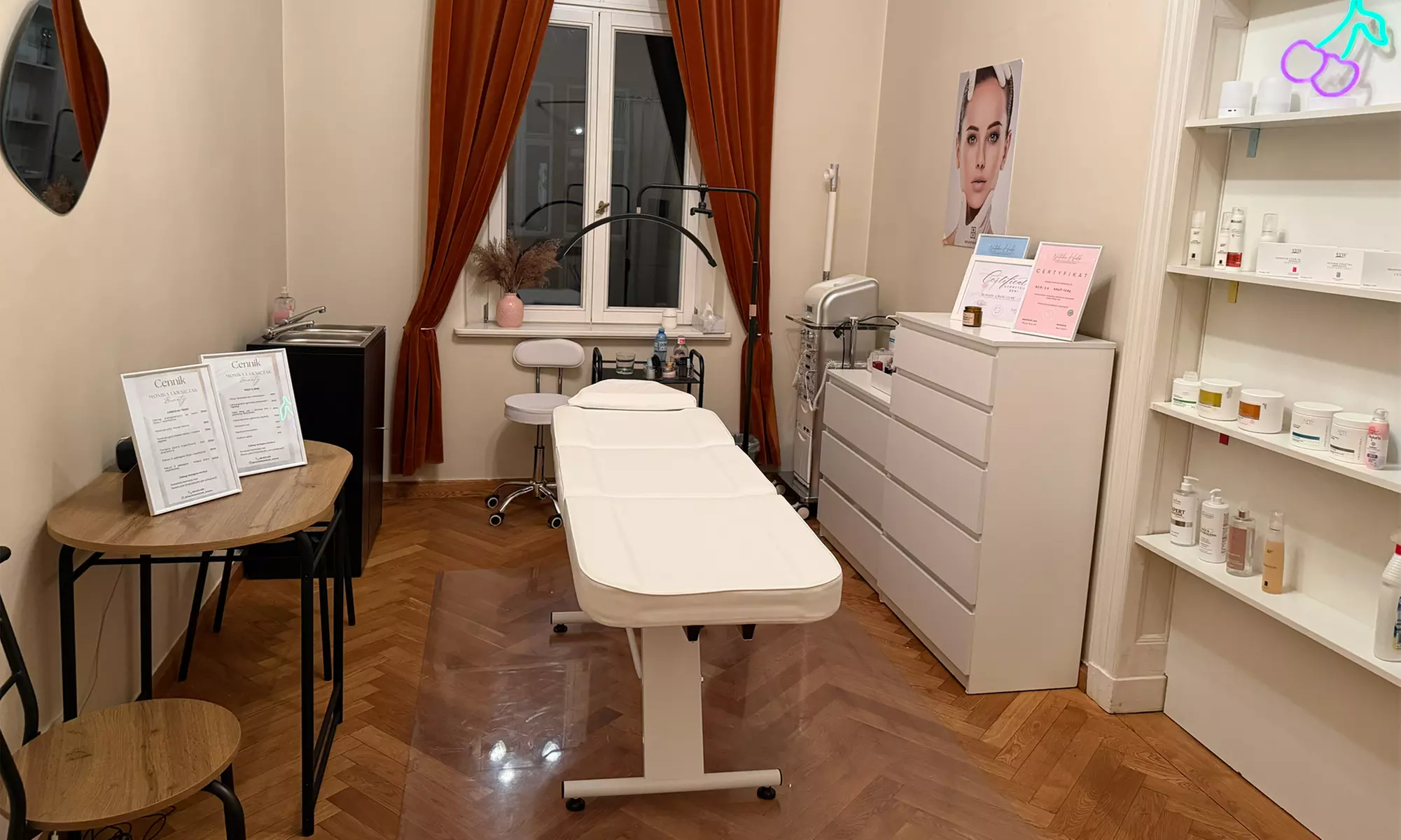 Masaż twarzy z maską algową lub zabieg "glow i nawilżenie"