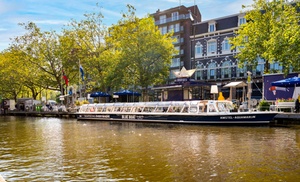Grachtenpracht: Amsterdam vanaf het water in het licht óf donker Grachtenpracht: Amsterdam vanaf het water in het licht óf donker