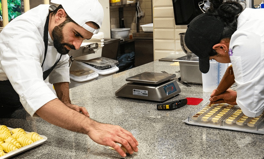 Image 6: Cata guiada de 4 vinos maridados con chocolates para 1, 2 o 4 personas