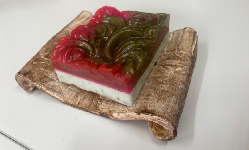 Image 9: Taller de creación de jabón con vino/cerveza y tapas para 1 o 2 pax. 