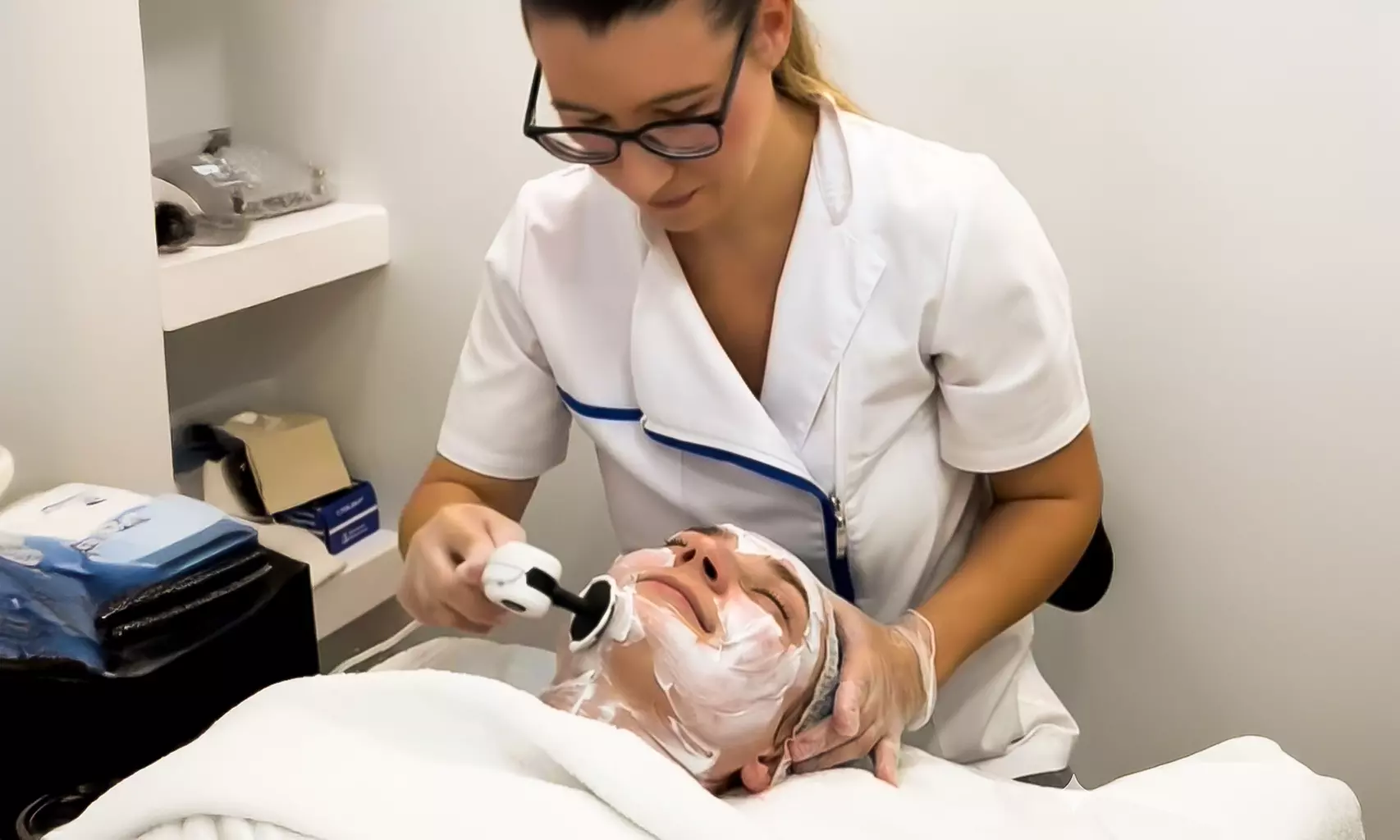 Reafirma y tersa la piel de tu rostro con 1 o 2 sesiones de radiofcuencia Indiba para 1, ahorra hasta un 58% - Primary Image