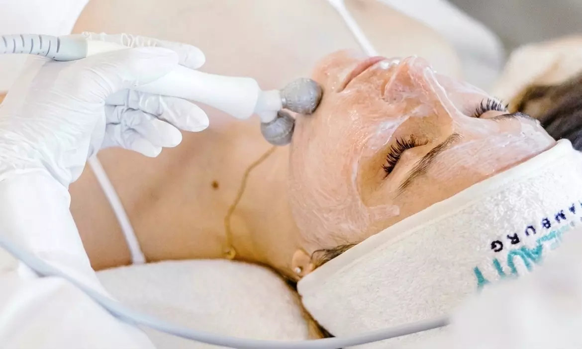 1-3x klassische Gesichtsbehandlung oder Microneedling für 1 Person