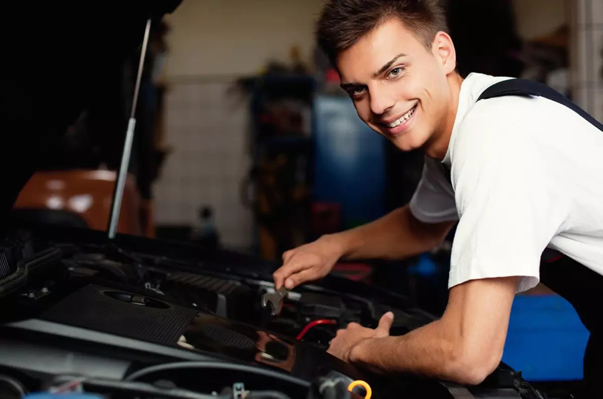 Express 15 Minute Oil Change Services with Free Fluid Refills!