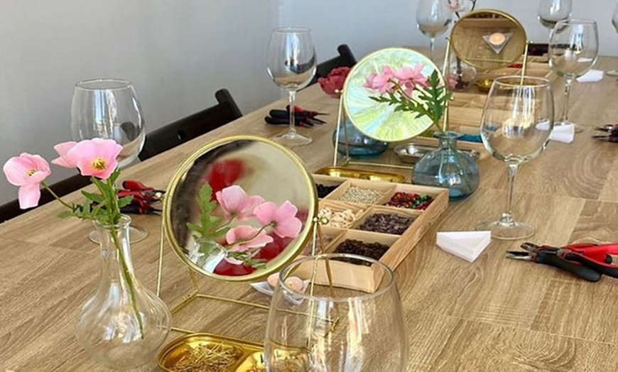 Image 2: Taller de creación de joyas con vino ilimitado para 1 o 2 personas 