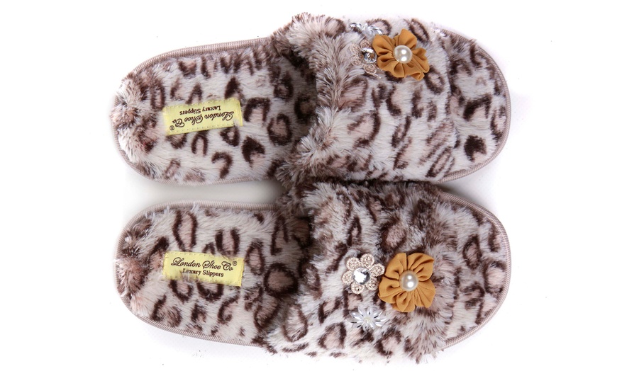 Image 10: Women's Fluffy Slippers