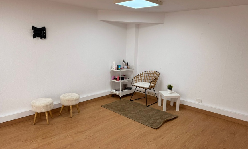 Image 9: Manicura y/o pedicura o primera puesta de uñas con soft gel