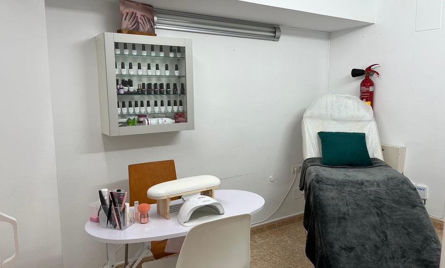 Image 2: 3, 6 o 9 sesiones de electroestimulación remodelante en zona a elegir 