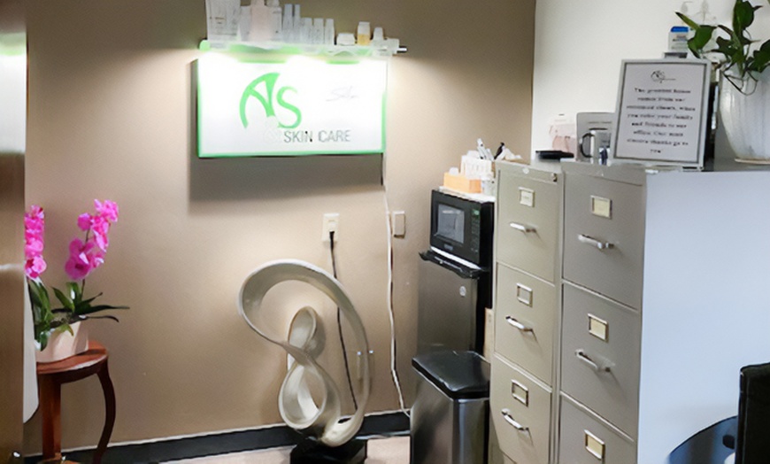 Image 6: Get 1, 2, or 3 Chemical Peel + Sun Screen + Scalp Massage Treatment 
