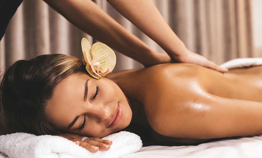 Image 1: 1, 2 o 3 sesiones de masaje a elegir entre distintas disciplinas