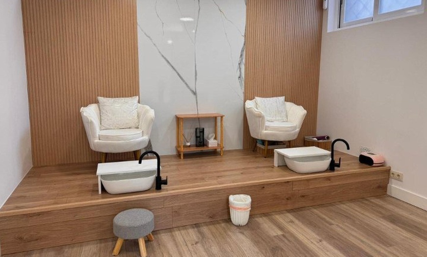 Image 3: 1 o 3 sesiones de manicura y/o pedicura normal o semipermanente