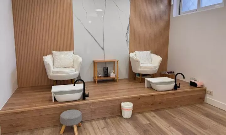 1 o 3 sesiones de manicura y/o pedicura normal o semipermanente