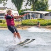 Image 1: Vlieg over het water: 2 uur waterskiën of wakeboarden