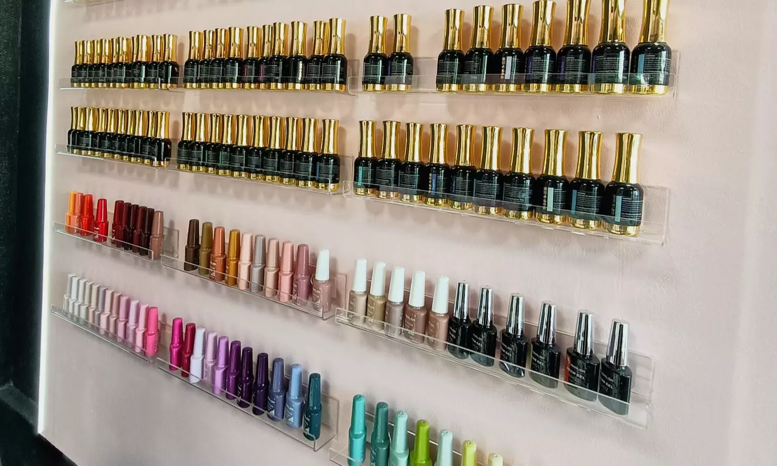 Sesión de lifting y tinte de pestañas con un 43% de descuento para una persona en Pink Door Salon - Second Medium