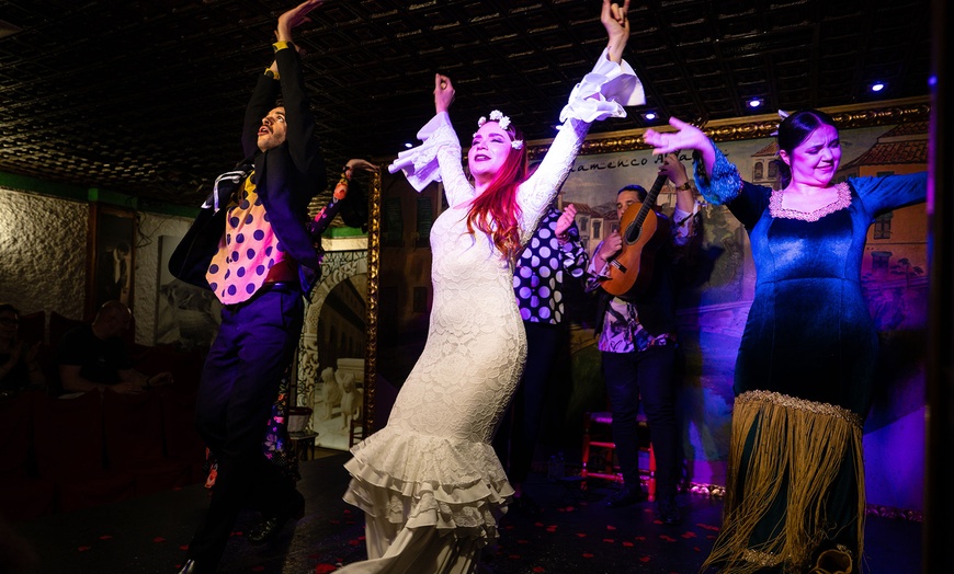 Image 9: Entrada a espectáculo flamenco para 2 o 4 personas con consumición