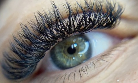 Extensiones de pestañas clásicas con volumen natural - Venezolanas Spa Carla Barroso Studio