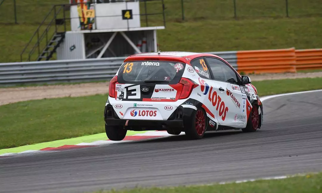 Rajdowe emocje: przejazdy jako kierowca lub pasażer wyścigowych aut