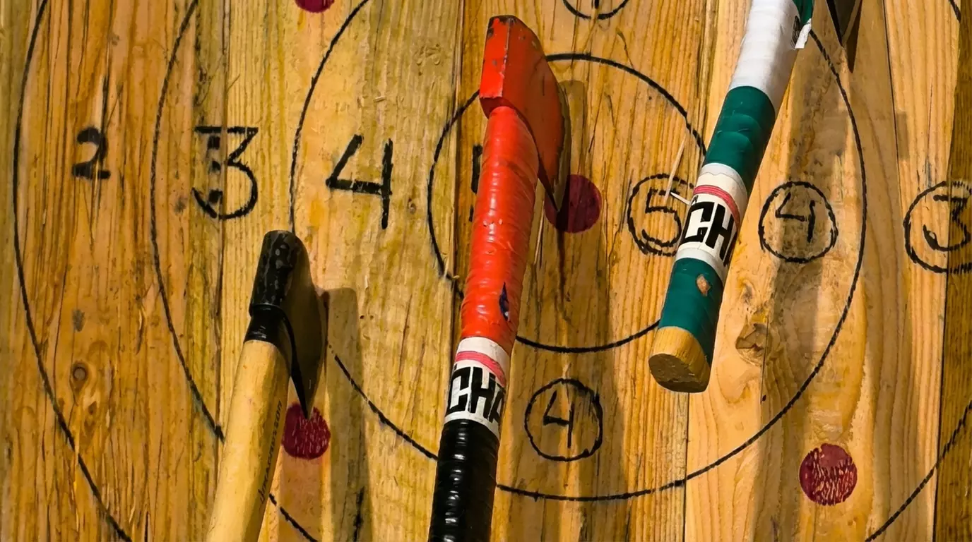 Experiencia de lanzamiento de hachas de 1 hora, con opción a bebida, para hasta 4 personas (hasta un 38% menos) - Primary Image