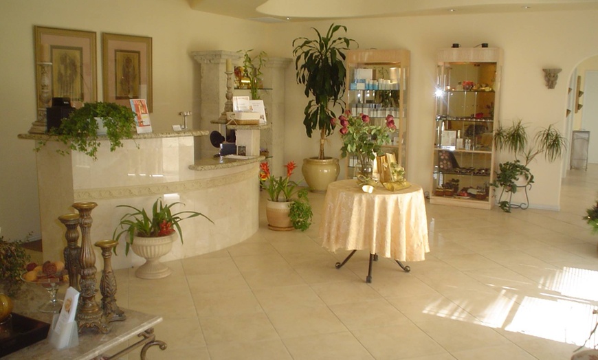 Image 3: Pampering Package with Massage, Hot Towels, Aromatherapy & Facial