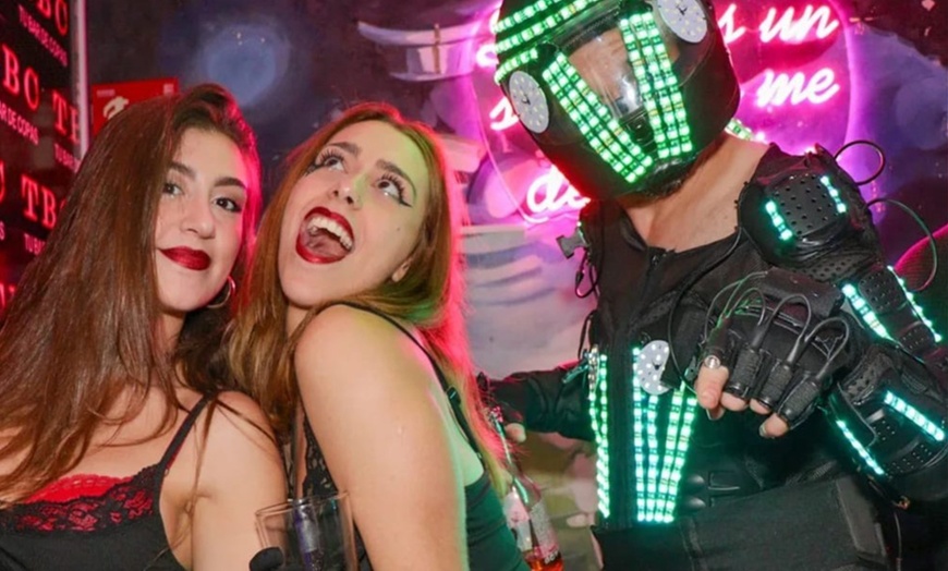 Image 2: Chin, chin: 2 horas de barra libre de cerveza para 1, 2 o 4 personas 