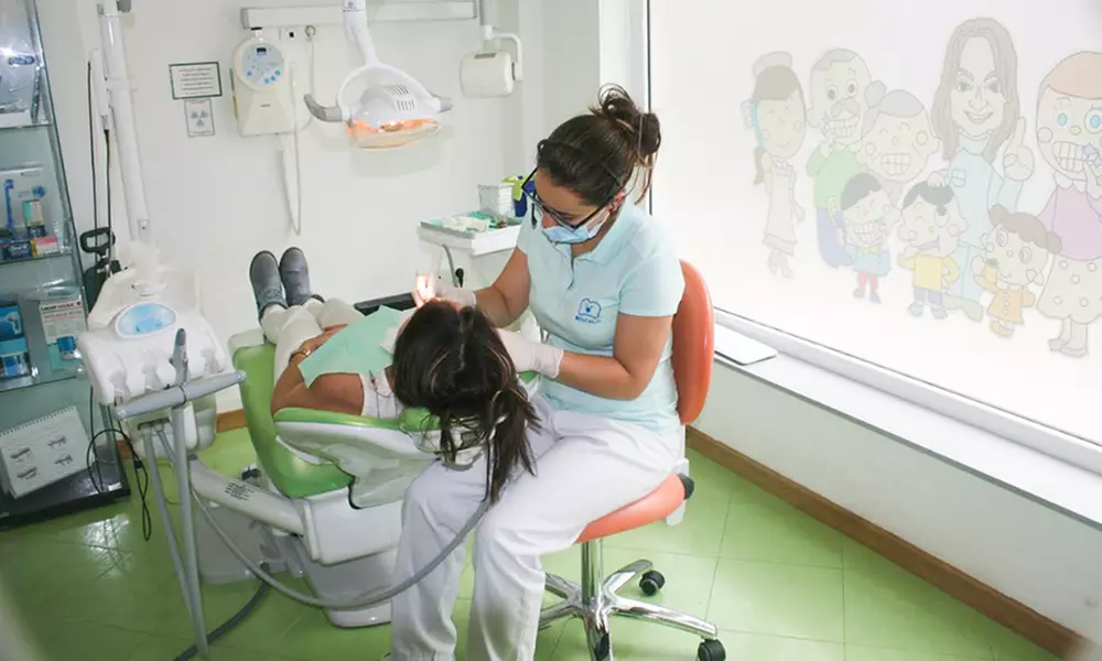 Limpieza bucal con ultrasonidos y blanqueamiento led en Dentales