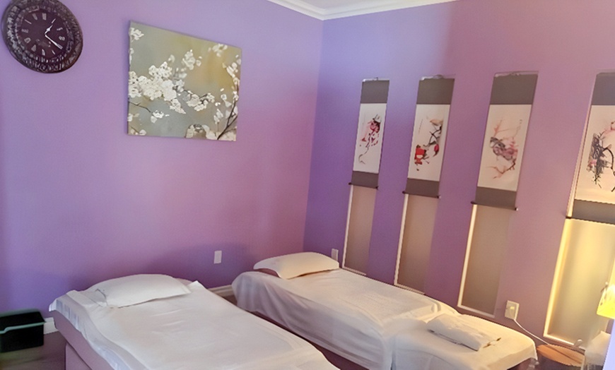 Image 3: Relax with 60, or 90-Minute Full Body Massage for One or Couples 