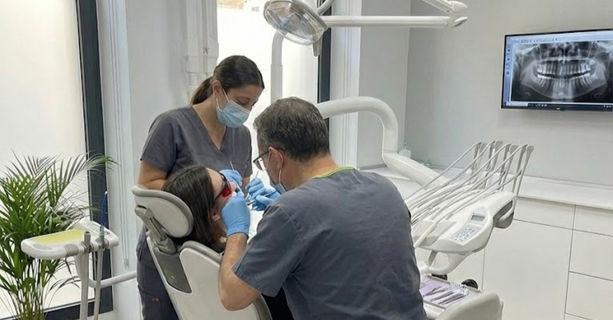 Limpieza bucal con ultrasonidos y opción a curetaje en Madrid