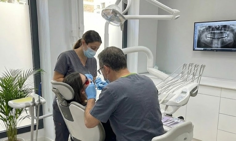 Limpieza bucal con ultrasonidos y opción a curetaje de 1 o 2 arcadas