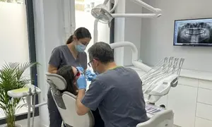 Limpieza bucal con ultrasonidos y opción a curetaje de 1 o 2 arcadas para 1 persona, ahorra hasta un 78%