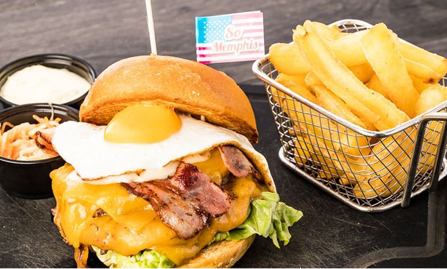 Image 2: Burger simple au choix avec soda de 30 cl chez Memphis coffee
