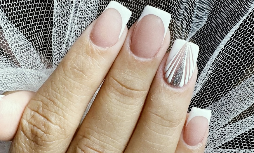 Image 9: 1 o 2 sesiones de manicura o pedicura normal o semipermanente