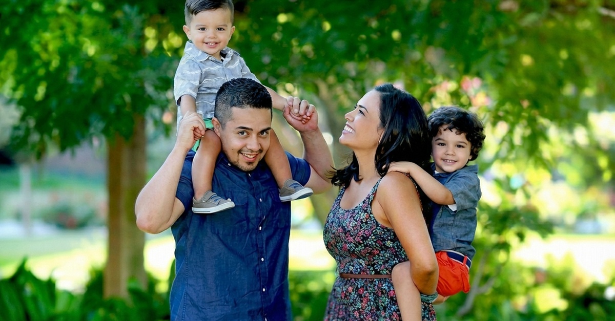 40-Min On-Location Mini Family Portrait Session for 4-13 People, Capturing Candid & Posed Shots (Up to 82% Off)