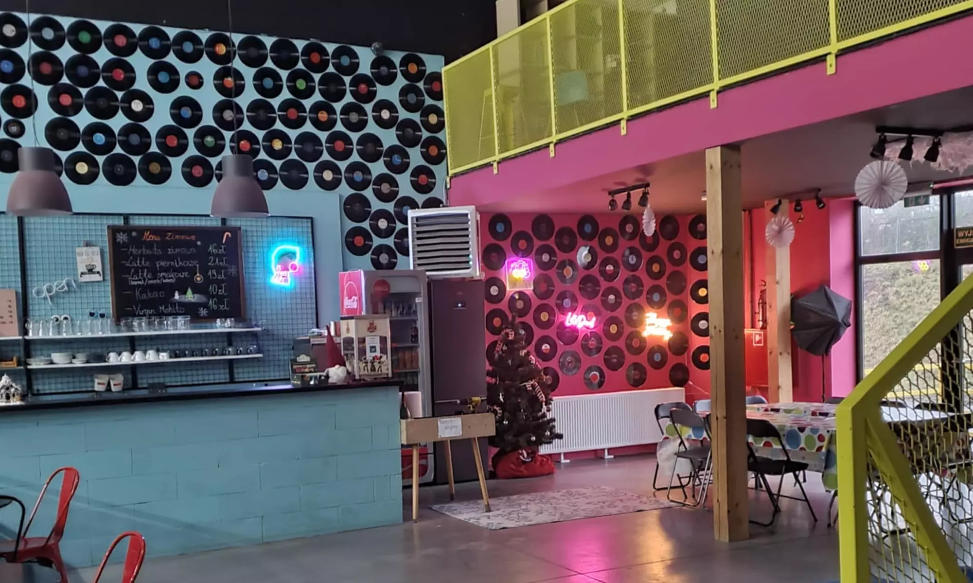 Retro zabawa dla każdego: jazda na wrotkach przez godzinę i bez limitu