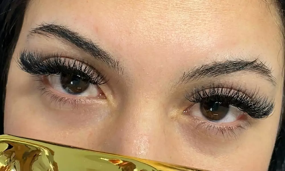 Custom Lash Extensions: Enhance Natural Beauty with a Luxury Vibe