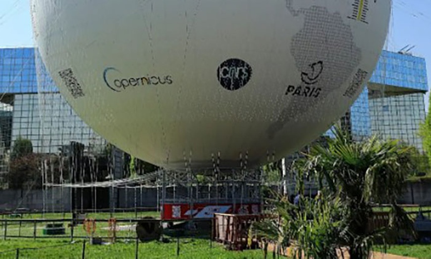 Image 8: Superbe vue panoramique de Paris à bord du Ballon de Paris Generali