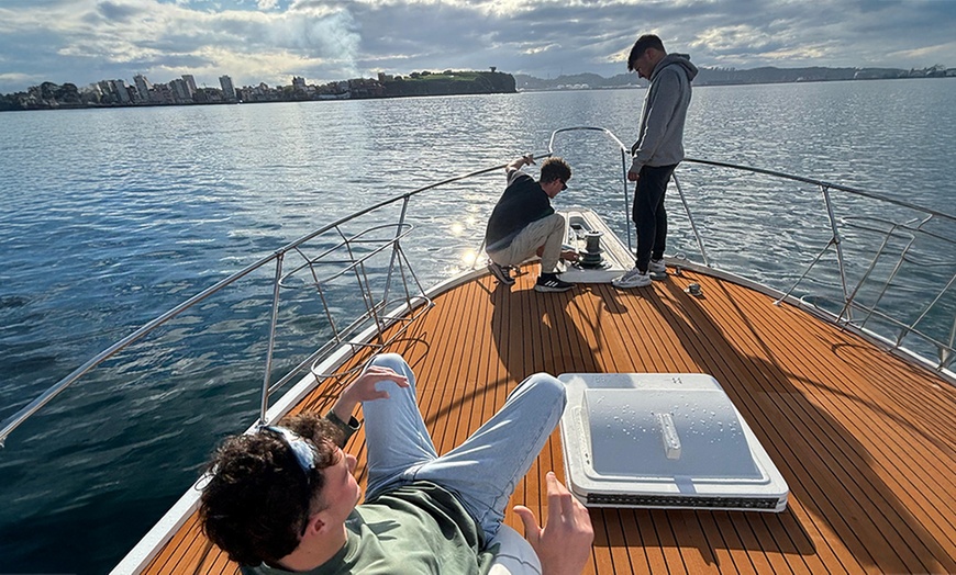Image 2: Paseo de 2 horas en barco con picoteo y bebida para 1, 2 o 4 personas