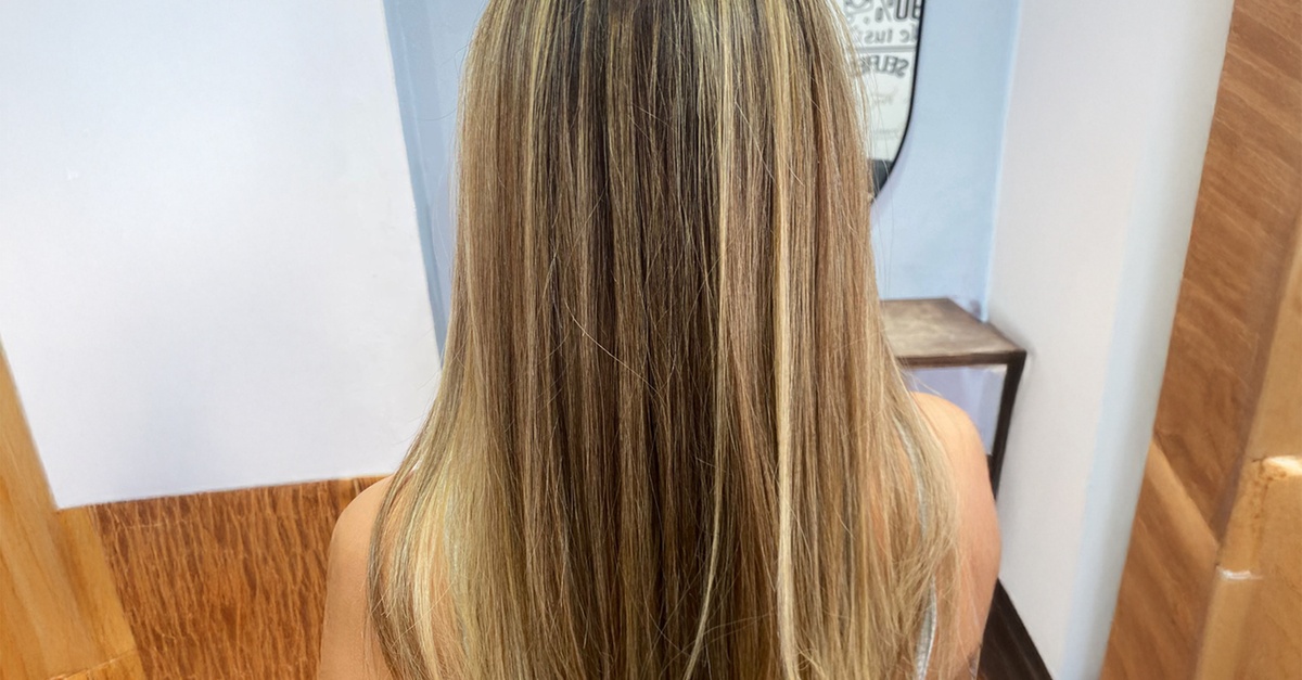 Sesión de peluquería con corte de puntas y tratamiento capilar en Madrid
