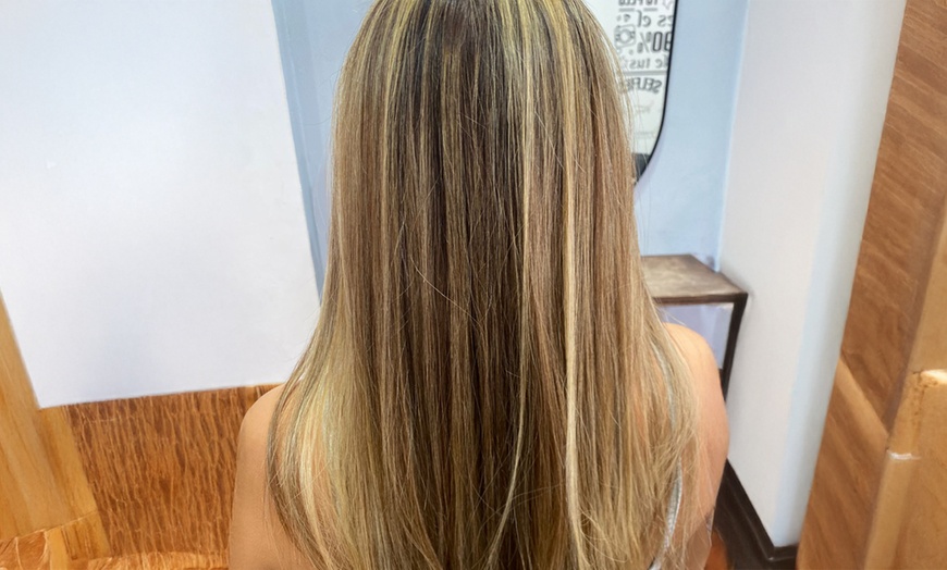 Image 1: Corte de puntas, tratamiento de repolarización y opción a tinte/mechas