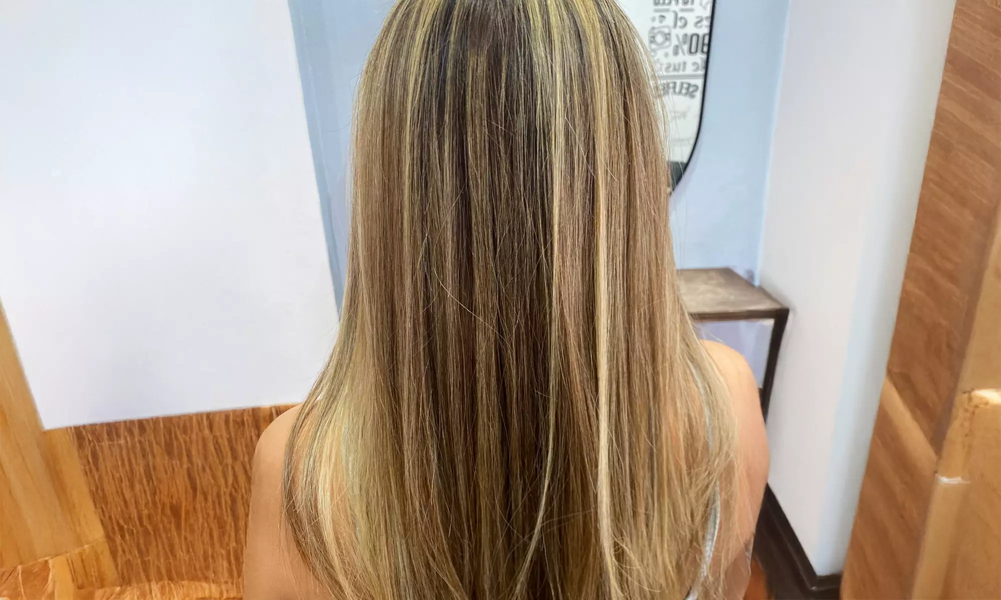 Sesión de peluquería con lavado, tratamiento, corte y opción a tinte o mechas para 1, con hasta un 79% menos - Primary Image